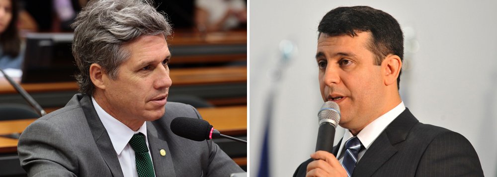 Deputado Paulo Teixeira (PT-SP) anunciou que apresentará um requerimento de convocação do diretor-geral da Polícia Federal, Leandro Daiello, e do delegado Maurício Moscardi, coordenador da investigação, para questionar se não havia outra forma de anunciar os resultados, sem "esse jeito espetaculoso", que tem afetado diretamente o mercado exportações de carnes brasileiro; "É preciso investigar e punir, doa a quem doer, mas dessa forma, jogou uma mancha sobre toda a cadeia de carnes no Brasil", comentou o deputado (Foto: Gisele Federicce) Deputado Paulo Teixeira (PT-SP) anunciou que apresentará um requerimento de convocação do diretor-geral da Polícia Federal, Leandro Daiello, e do delegado Maurício Moscardi, coordenador da investigação, para questionar se não havia outra forma de anunciar os resultados, sem "esse jeito espetaculoso", que tem afetado diretamente o mercado exportações de carnes brasileiro; "É preciso investigar e punir, doa a quem doer, mas dessa forma, jogou uma mancha sobre toda a cadeia de carnes no Brasil", comentou o deputado