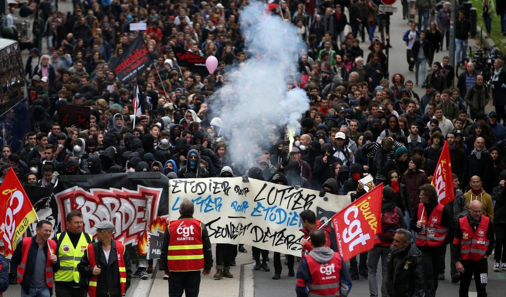 Servidores públicos franceses entraram em greve em protesto contra os planos do presidente da França, Emmanuel Macron, de reduzir o funcionalismo público e endurecer as condições salariais, obrigando empresas aéreas a cancelar centenas de voos e interrompendo atividades nas escolas; foi a primeira vez em uma década que todas as centrais sindicais, que representam mais de 5 milhões de servidores públicos, se uniram a uma mesma convocação de protesto (Foto: Paulo Emílio) Servidores públicos franceses entraram em greve em protesto contra os planos do presidente da França, Emmanuel Macron, de reduzir o funcionalismo público e endurecer as condições salariais, obrigando empresas aéreas a cancelar centenas de voos e interrompendo atividades nas escolas; foi a primeira vez em uma década que todas as centrais sindicais, que representam mais de 5 milhões de servidores públicos, se uniram a uma mesma convocação de protesto
