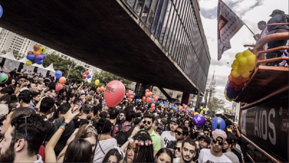 A 21ª edição da Parada do Orgulho LGBT deste ano trouxe como tema o respeito à diversidade religiosa e críticas ao fundamentalismo religioso e as intervenções da bancada evangélica no Congresso Nacional; estimativa dos organizadores é de que 3 milhões de pessoas tenham participado do evento; no carro à frente da marcha, a organização da Parada LGBT reuniu líderes religiosos da Igreja Batista, de religiões de matriz africana e do judaísmo com o slogan "Independente de nossas crenças, nenhuma religião é lei. Todos e todas por um estado laico" (Foto: José Barbacena) A 21ª edição da Parada do Orgulho LGBT deste ano trouxe como tema o respeito à diversidade religiosa e críticas ao fundamentalismo religioso e as intervenções da bancada evangélica no Congresso Nacional; estimativa dos organizadores é de que 3 milhões de pessoas tenham participado do evento; no carro à frente da marcha, a organização da Parada LGBT reuniu líderes religiosos da Igreja Batista, de religiões de matriz africana e do judaísmo com o slogan "Independente de nossas crenças, nenhuma religião é lei. Todos e todas por um estado laico"