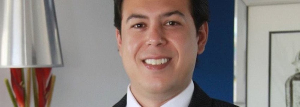 O advogado Paulo Roberto da Silva, que defende o empresário e expresidente do Sindicato de Revendedores de Combustíveis do Estado (Sindposto), Eduardo Augusto Rodrigues Pereira (Duda), também lamentou o que chamou de "condenação espúria, injusta, antecipada e precipitada" ao seu cliente; MPE quer que Duda seja incluído na lista da Interpol; empresário é acusado de ser o mandante do assassinato do também empresário Wenceslau Gomes Leobas de França Antunes, de 77 anos, conhecido como “Wencim”; defesa disse, ainda, que o seu cliente apresentará para esclarecimentos, no momento adequado e quando assegurada a sua integridade física (Foto: Leonardo Lucena) O advogado Paulo Roberto da Silva, que defende o empresário e expresidente do Sindicato de Revendedores de Combustíveis do Estado (Sindposto), Eduardo Augusto Rodrigues Pereira (Duda), também lamentou o que chamou de "condenação espúria, injusta, antecipada e precipitada" ao seu cliente; MPE quer que Duda seja incluído na lista da Interpol; empresário é acusado de ser o mandante do assassinato do também empresário Wenceslau Gomes Leobas de França Antunes, de 77 anos, conhecido como “Wencim”; defesa disse, ainda, que o seu cliente apresentará para esclarecimentos, no momento adequado e quando assegurada a sua integridade física