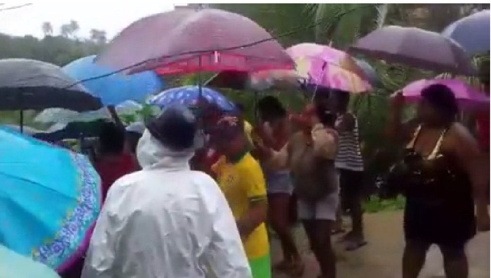 As fortes chuvas que atingem Maceió nas últimas horas deixaram, ao menos, três pessoas mortas e mais de cinco feridos; o número de mortos deve aumentar pelo fato de os militares ainda realizarem buscas por pessoas que encontram-se soterradas; populares conseguiram resgatar um corpo; veja o vídeo (Foto: Voney Malta) As fortes chuvas que atingem Maceió nas últimas horas deixaram, ao menos, três pessoas mortas e mais de cinco feridos; o número de mortos deve aumentar pelo fato de os militares ainda realizarem buscas por pessoas que encontram-se soterradas; populares conseguiram resgatar um corpo; veja o vídeo