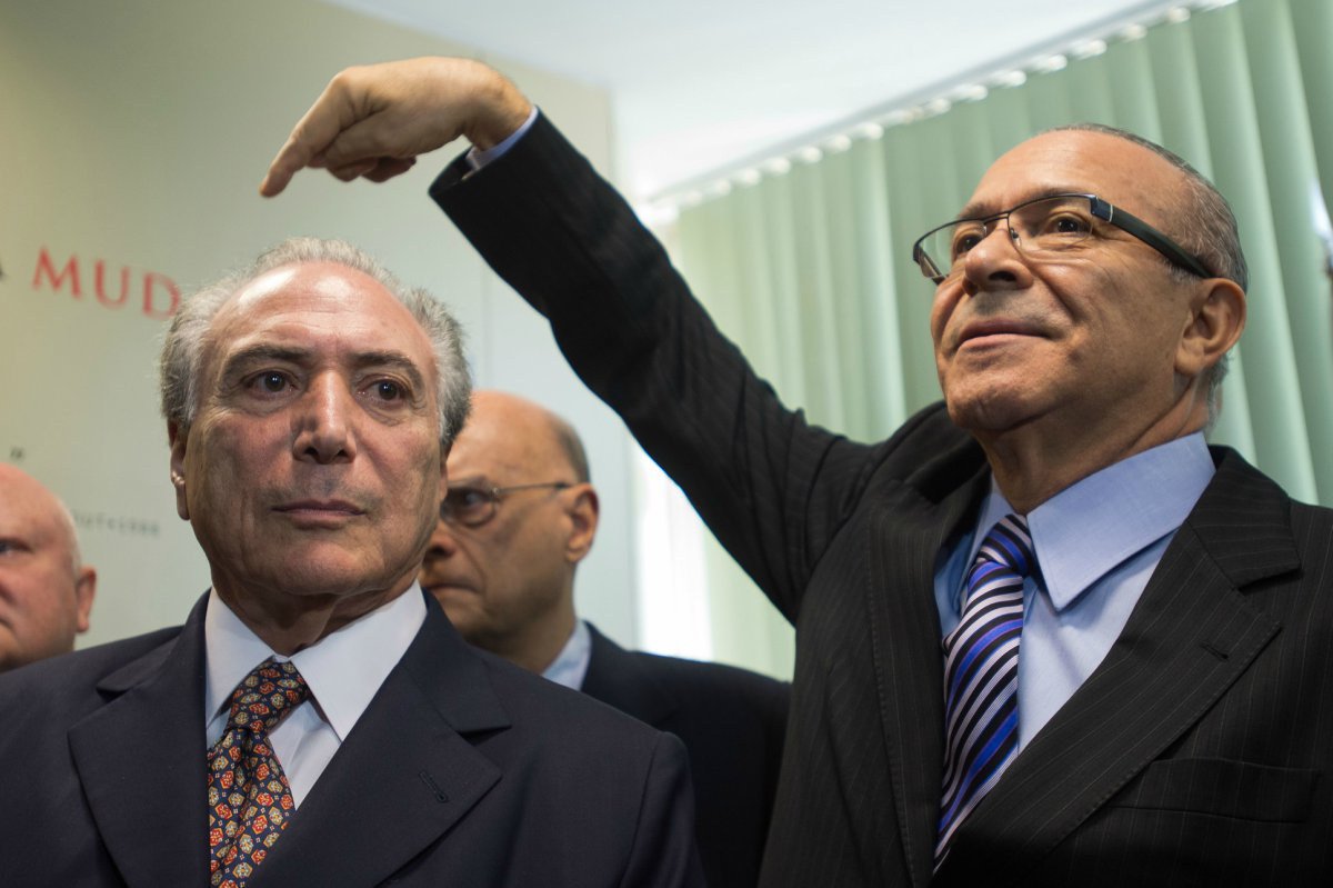 O procurador-geral da República, Rodrigo Janot, pediu abertura de inquérito contra nove ministros do governo de Michel Temer; com isso, praticamente um terço da Esplanada, formada por 28 pastas, está na segunda lista de Janot, decorrente das delações premiadas da Odebrecht e enviada na semana passada ao Supremo Tribunal Federal (STF); o nome do ministro da Agricultura, Blairo Maggi, veio à tona nesta semana; outros seis já haviam sido divulgados na semana passada: Aloysio Nunes (Relações Exteriores), Eliseu Padilha (Casa Civil), Moreira Franco (Secretaria Geral), Gilberto Kassab (Ciência e Tecnologia), Bruno Araújo (Cidades) e Marco Pereira (Indústria, Comércio Exterior e Serviços); dois nomes ainda não foram revelados (Foto: Giuliana Miranda) O procurador-geral da República, Rodrigo Janot, pediu abertura de inquérito contra nove ministros do governo de Michel Temer; com isso, praticamente um terço da Esplanada, formada por 28 pastas, está na segunda lista de Janot, decorrente das delações premiadas da Odebrecht e enviada na semana passada ao Supremo Tribunal Federal (STF); o nome do ministro da Agricultura, Blairo Maggi, veio à tona nesta semana; outros seis já haviam sido divulgados na semana passada: Aloysio Nunes (Relações Exteriores), Eliseu Padilha (Casa Civil), Moreira Franco (Secretaria Geral), Gilberto Kassab (Ciência e Tecnologia), Bruno Araújo (Cidades) e Marco Pereira (Indústria, Comércio Exterior e Serviços); dois nomes ainda não foram revelados