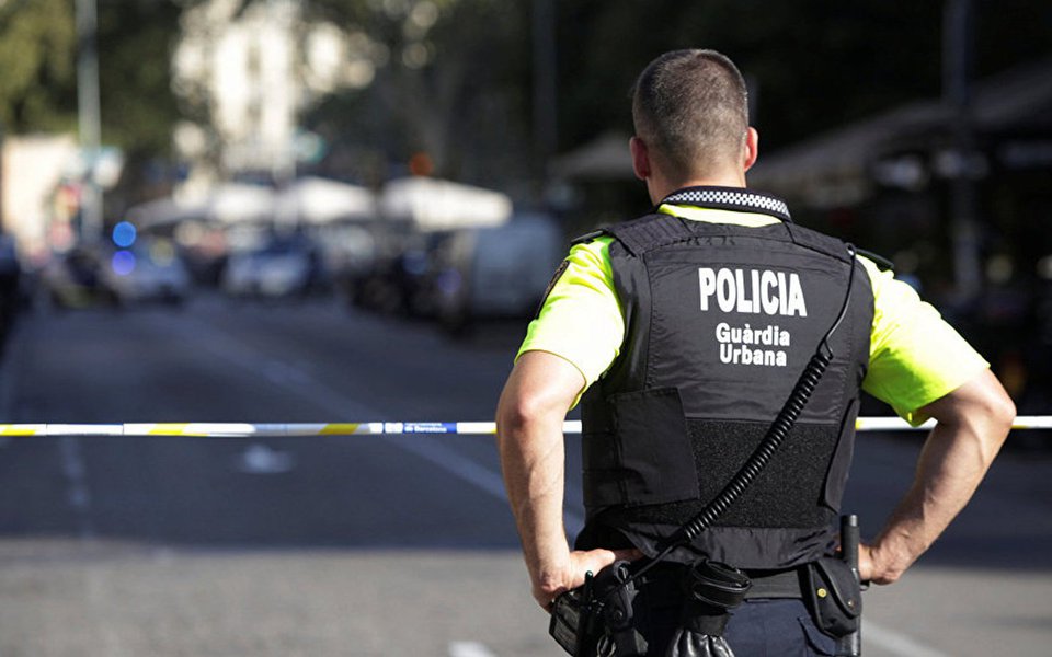 De acordo com a polícia espanhola, foram encontradas mais de 120 latas de gás destinadas a realizar "mais um ou vários" atentados na cidade de Barcelona; a polícia também declarou que o atentado de 17 de agosto foi realizado por uma só pessoa, mas o chefe da polícia não pode confirmar quem dirigia a van que atropelou os pedestres
(Foto: Gisele Federicce)
De acordo com a polícia espanhola, foram encontradas mais de 120 latas de gás destinadas a realizar "mais um ou vários" atentados na cidade de Barcelona; a polícia também declarou que o atentado de 17 de agosto foi realizado por uma só pessoa, mas o chefe da polícia não pode confirmar quem dirigia a van que atropelou os pedestres
