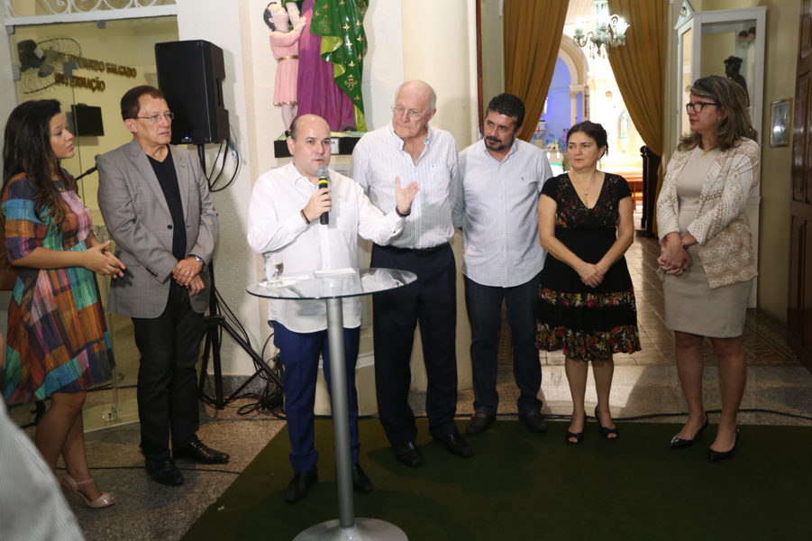 O prefeito Roberto Cláudio (PDT) assinou, na manhã desta quarta-feira (21), convênio com a Santa Casa de Misericórdia de Fortaleza para aporte financeiro de R$ 442.700 a serem aplicados na saúde do idoso. Este é o primeiro aporte do Fundo Municipal do Idoso recebido pela instituição. "Desejamos fazer com que a Santa Casa entre como entidade própria e conveniada no novo ciclo de financiamento do Fundo do Idoso, fazendo com que esse recurso entre nas contas da Santa Casa e dê estabilidade financeira a ela ano após ano”, declarou o prefeito (Foto: Rodrigo Rocha) O prefeito Roberto Cláudio (PDT) assinou, na manhã desta quarta-feira (21), convênio com a Santa Casa de Misericórdia de Fortaleza para aporte financeiro de R$ 442.700 a serem aplicados na saúde do idoso. Este é o primeiro aporte do Fundo Municipal do Idoso recebido pela instituição. "Desejamos fazer com que a Santa Casa entre como entidade própria e conveniada no novo ciclo de financiamento do Fundo do Idoso, fazendo com que esse recurso entre nas contas da Santa Casa e dê estabilidade financeira a ela ano após ano”, declarou o prefeito