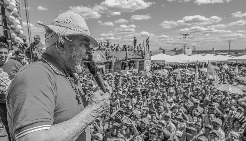 Em mais uma etapa de sua caravana pelo Nordeste, desta vez no Ceará, o ex-presidente Luiz Inácio Lula da Silva disse que a vitória em 2018 não será dele, mas sim do povo brasileiro; “Se eu for candidato, eles têm que saber que vocês vão ganhar as eleições outra vez. Se eles não sabem consertar o País que eles mesmo quebraram, eu vou dizer que um metalúrgico sem diploma universitário é capaz de fazer ele voltar a crescer”, disse Lula em Quixadá; Lula disse ainda que o atual governo “utilizou R$ 14 bilhões para comprar deputados e não ser afastado” e que está “destruindo o Brasil” com as privatizações; “É aquele tipo de gente vagabunda que ao invés de trabalhar começa a vender as coisas por incompetência política” (Foto: Rodrigo Rocha) Em mais uma etapa de sua caravana pelo Nordeste, desta vez no Ceará, o ex-presidente Luiz Inácio Lula da Silva disse que a vitória em 2018 não será dele, mas sim do povo brasileiro; “Se eu for candidato, eles têm que saber que vocês vão ganhar as eleições outra vez. Se eles não sabem consertar o País que eles mesmo quebraram, eu vou dizer que um metalúrgico sem diploma universitário é capaz de fazer ele voltar a crescer”, disse Lula em Quixadá; Lula disse ainda que o atual governo “utilizou R$ 14 bilhões para comprar deputados e não ser afastado” e que está “destruindo o Brasil” com as privatizações; “É aquele tipo de gente vagabunda que ao invés de trabalhar começa a vender as coisas por incompetência política”