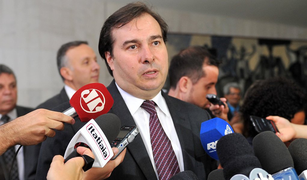 Entretanto, a base aliada precisa antes ao menos discutir o texto da Medida Provisória (MP) 752/16, que está trancando a pauta; o texto trata de novas regras para a prorrogação e relicitação de contratos de concessão; o plano é votar a MP nesta segunda-feira, em sessão extraordinária (Foto: Gisele Federicce) Entretanto, a base aliada precisa antes ao menos discutir o texto da Medida Provisória (MP) 752/16, que está trancando a pauta; o texto trata de novas regras para a prorrogação e relicitação de contratos de concessão; o plano é votar a MP nesta segunda-feira, em sessão extraordinária