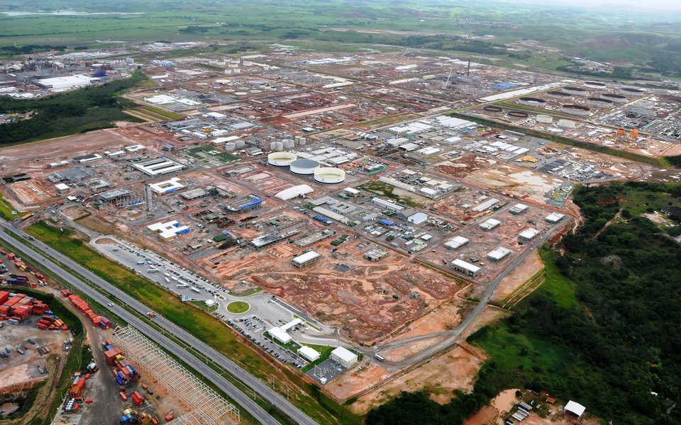 Petrobras assinou contrato para a retomada das obras da Refinaria Abreu e Lima, em Pernambuco; contrato entre a estatal e o Consórcio Conenge SC/ Possebon visa o término da construção da carteira de enxofre do empreendimento por meio da finalização da Unidade de Tratamento de Águas Ácidas (UTAA) e Unidade de Tratamento com Metildietanolamina (MDEA); obras são necessárias para que o chamado Trem 1 da refinaria alcance a carga máxima de 115 mil barris de petróleo por dia (bpd) (Foto: Paulo Emílio) Petrobras assinou contrato para a retomada das obras da Refinaria Abreu e Lima, em Pernambuco; contrato entre a estatal e o Consórcio Conenge SC/ Possebon visa o término da construção da carteira de enxofre do empreendimento por meio da finalização da Unidade de Tratamento de Águas Ácidas (UTAA) e Unidade de Tratamento com Metildietanolamina (MDEA); obras são necessárias para que o chamado Trem 1 da refinaria alcance a carga máxima de 115 mil barris de petróleo por dia (bpd)