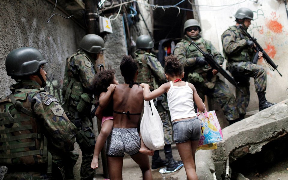 Pelo quarto dia consecutivo, 950 homens das Forças Armadas continuam com o cerco à Favela da Rocinha, em São Conrado, zona sul do Rio de Janeiro; o clima é de aparente tranquilidade e as pessoas tentam retomar a rotina normal saindo de casa para o trabalho; não houve confronto entre as forças de segurança e traficantes de drogas; o comércio mais próximo da autoestrada Lagoa-Barra está aberto; de acordo com a Secretaria Municipal de Educação, mais de 3 mil crianças vão ficar sem aula nesta segunda-feira (25) (Foto: Leonardo Lucena) Pelo quarto dia consecutivo, 950 homens das Forças Armadas continuam com o cerco à Favela da Rocinha, em São Conrado, zona sul do Rio de Janeiro; o clima é de aparente tranquilidade e as pessoas tentam retomar a rotina normal saindo de casa para o trabalho; não houve confronto entre as forças de segurança e traficantes de drogas; o comércio mais próximo da autoestrada Lagoa-Barra está aberto; de acordo com a Secretaria Municipal de Educação, mais de 3 mil crianças vão ficar sem aula nesta segunda-feira (25)