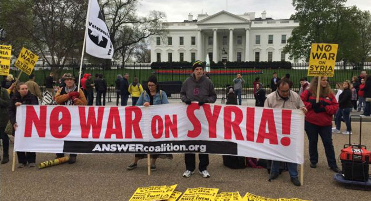 Ativistas e cidadãos em geral tomaram as ruas de diversas cidades dos Estados Unidos nesta sexta-feira para protestar contra o recente ataque ordenado pelo presidente Donald Trump contra uma base aérea das Forças Armadas da Síria (Foto: Leonardo Attuch) Ativistas e cidadãos em geral tomaram as ruas de diversas cidades dos Estados Unidos nesta sexta-feira para protestar contra o recente ataque ordenado pelo presidente Donald Trump contra uma base aérea das Forças Armadas da Síria