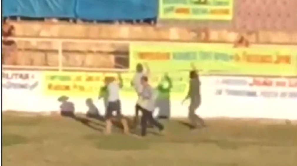 O senador Ronaldo Caiado (DEM) foi vaiado ao fazer um caminhada pelo Cavalhódromo de Pirenópolis, na tarde desta segunda-feira, durante a tradicional desta das Cavalhadas; candidato a governador, Caiado – que nunca esteve nas festividades do Divino Espírito Santo nos 199 anos de celebração – resolveu dar uma volta no Cavalhódromo, em um dos intervalos da apresentação e acabou levando uma vaia do público; aliado de Caiado, o prefeito João do Léo (DEM) tentou contornar; em meio às vaias gritou, ao microfone, palavras de ordem do tipo "em nome da liberdade de expressão", "Caiado é nosso senador"; não adiantou (Foto: José Barbacena) O senador Ronaldo Caiado (DEM) foi vaiado ao fazer um caminhada pelo Cavalhódromo de Pirenópolis, na tarde desta segunda-feira, durante a tradicional desta das Cavalhadas; candidato a governador, Caiado – que nunca esteve nas festividades do Divino Espírito Santo nos 199 anos de celebração – resolveu dar uma volta no Cavalhódromo, em um dos intervalos da apresentação e acabou levando uma vaia do público; aliado de Caiado, o prefeito João do Léo (DEM) tentou contornar; em meio às vaias gritou, ao microfone, palavras de ordem do tipo "em nome da liberdade de expressão", "Caiado é nosso senador"; não adiantou