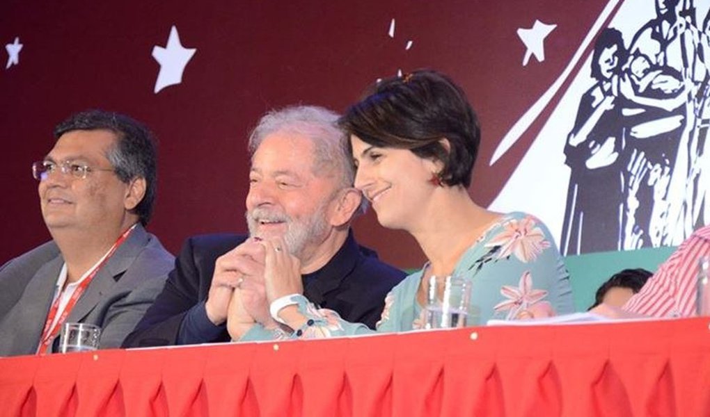 Em seu blog na Rede Brasil Atual, o jornalista Flávio Aguiar defendeu a candidatura a presidente da deputada gaúcha Manuela D'Ávila (PCdoB); para Aguiar, Manuela não causa nenhum prejuízo à candidatura do ex-presidente Lula; "O melhor é abrir todas as portas e janelas. Manuela D'Ávila candidata não divide. Soma. A melhor imagem da semana passada foi a dela e Lula, de mãos dadas, apoiado-se mutuamente. Manuela jovem é uma promessa para o futuro. Que navegue em direção a ele. Lula tem 74 anos. Ela, 36", diz ele; "Portanto, salve Manuela! De mãos dadas com o Lula" (Foto: Aquiles Lins) Em seu blog na Rede Brasil Atual, o jornalista Flávio Aguiar defendeu a candidatura a presidente da deputada gaúcha Manuela D'Ávila (PCdoB); para Aguiar, Manuela não causa nenhum prejuízo à candidatura do ex-presidente Lula; "O melhor é abrir todas as portas e janelas. Manuela D'Ávila candidata não divide. Soma. A melhor imagem da semana passada foi a dela e Lula, de mãos dadas, apoiado-se mutuamente. Manuela jovem é uma promessa para o futuro. Que navegue em direção a ele. Lula tem 74 anos. Ela, 36", diz ele; "Portanto, salve Manuela! De mãos dadas com o Lula"