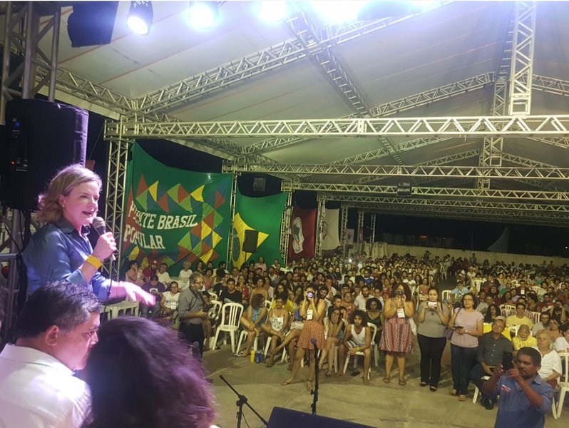 Ao lado do governador Camilo Santana (PT) e de lideranças locais e nacionais, a presidente do PT, senadora Gleisi Hoffmann, participou de ato com militantes da Consulta Popular em Fortaleza; sobre o atual momento da política nacional, a senadora defendeu que o partido não deve “abrir mão de disputar e ganhar o Governo”, para “impedir que o Brasil caia no abismo”; Gleisi lembrou que a reforma trabalhista de Michel Temer, já em vigor, deu início ao “desmonte dos direitos e das conquistas dos trabalhadores” e defendeu medidas como a tributação de grandes fortunas, de lucros e de dividendos; “Não é possível que seis homens brancos detenham a riqueza de 100 milhões de brasileiros” (Foto: Rodrigo Rocha) Ao lado do governador Camilo Santana (PT) e de lideranças locais e nacionais, a presidente do PT, senadora Gleisi Hoffmann, participou de ato com militantes da Consulta Popular em Fortaleza; sobre o atual momento da política nacional, a senadora defendeu que o partido não deve “abrir mão de disputar e ganhar o Governo”, para “impedir que o Brasil caia no abismo”; Gleisi lembrou que a reforma trabalhista de Michel Temer, já em vigor, deu início ao “desmonte dos direitos e das conquistas dos trabalhadores” e defendeu medidas como a tributação de grandes fortunas, de lucros e de dividendos; “Não é possível que seis homens brancos detenham a riqueza de 100 milhões de brasileiros”