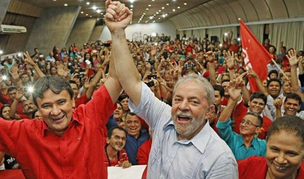 Governador do Piauí, Wellington Dias (PT), saiu em defesa do ex-presidente Lula, após a depoimento do ex-ministro Antonio Palocci; "Conheço o presidente Lula há muitos anos e, após tomar conhecimento do depoimento do ex-Ministro Antônio Pallocci - imagino as circunstâncias que o levaram a isto, afirmo que o cidadão Luiz Inácio Lula da Silva é um homem digno. São poucos os seres humanos tão desapegados de riqueza material como ele. Reafirmo minha confiança na inocência de Lula", disse Dias; "Quero acreditar na Justiça deste país e espero que, de forma apartidária, seja garantido o respeito à Constituição Brasileira sem paixões, preconceitos e ódio", acrescentou (Foto: Aquiles Lins) Governador do Piauí, Wellington Dias (PT), saiu em defesa do ex-presidente Lula, após a depoimento do ex-ministro Antonio Palocci; "Conheço o presidente Lula há muitos anos e, após tomar conhecimento do depoimento do ex-Ministro Antônio Pallocci - imagino as circunstâncias que o levaram a isto, afirmo que o cidadão Luiz Inácio Lula da Silva é um homem digno. São poucos os seres humanos tão desapegados de riqueza material como ele. Reafirmo minha confiança na inocência de Lula", disse Dias; "Quero acreditar na Justiça deste país e espero que, de forma apartidária, seja garantido o respeito à Constituição Brasileira sem paixões, preconceitos e ódio", acrescentou