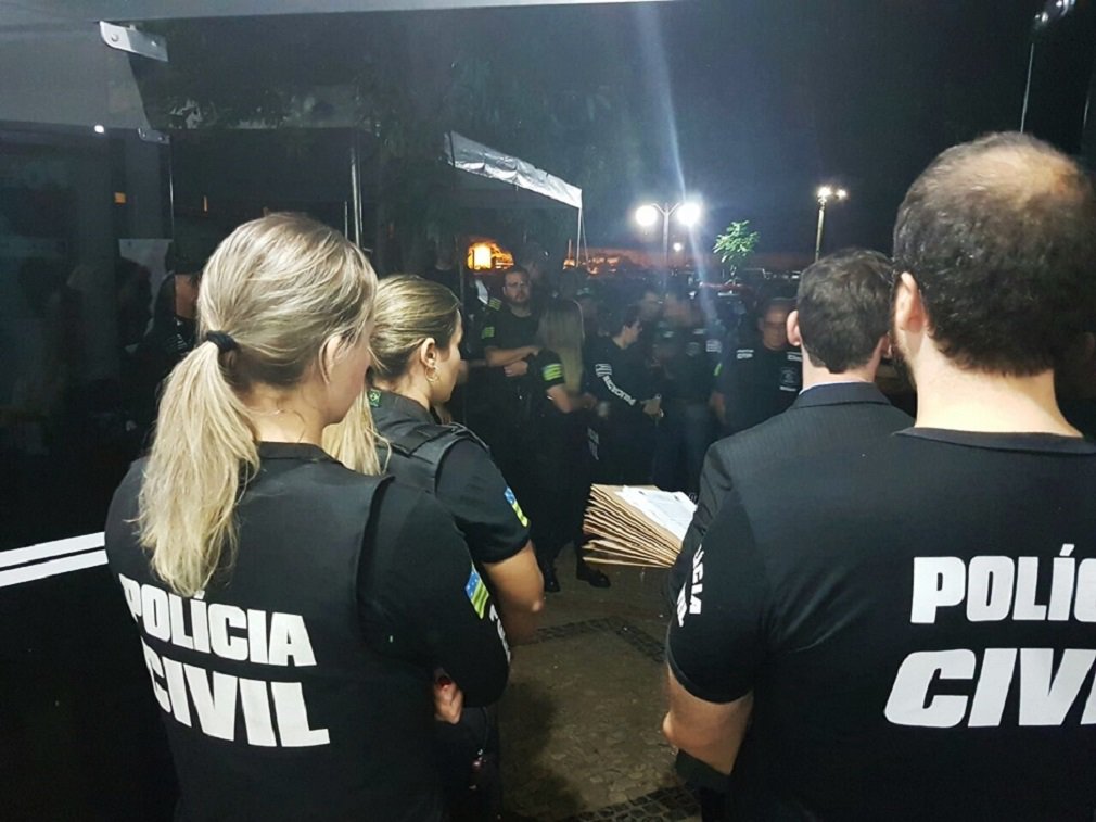 Polícia Civil deflagrou na manhã desta quarta-feira (15) a operação Sétimo Mandamento, com o objetivo de desarticular uma organização criminosa especializada no furto de caminhonetes de alto valor; estão sendo cumpridos 15 mandados de prisão preventiva e 30 de busca e apreensão nas cidades de Goiânia, Aparecida de Goiânia, Trindade e São Paulo; até o momento, dez pessoas foram presas e diversas armas e bloqueadores de celular foram apreendidos; polícia acredita que a organização criminosa tenha sido responsável por mais de 100 furtos de caminhonetes ocorridos nos últimos dois anos em Goiânia (Foto: José Barbacena) Polícia Civil deflagrou na manhã desta quarta-feira (15) a operação Sétimo Mandamento, com o objetivo de desarticular uma organização criminosa especializada no furto de caminhonetes de alto valor; estão sendo cumpridos 15 mandados de prisão preventiva e 30 de busca e apreensão nas cidades de Goiânia, Aparecida de Goiânia, Trindade e São Paulo; até o momento, dez pessoas foram presas e diversas armas e bloqueadores de celular foram apreendidos; polícia acredita que a organização criminosa tenha sido responsável por mais de 100 furtos de caminhonetes ocorridos nos últimos dois anos em Goiânia