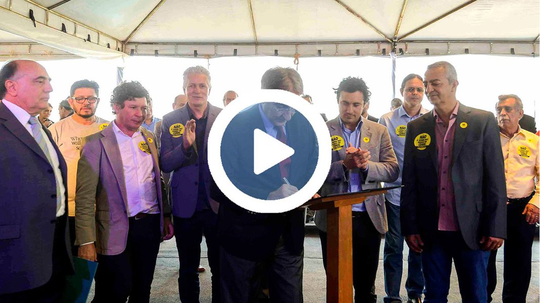 "A Cemig é a maior empresa de Minas Gerais e todos os 77 deputados assinaram abaixo-assinado contra a venda da empresa. Isso é inédito", disse o deputado Rogério Correia (PT-MG) em evento nesta sexta-feira (18) em Indianópolis; o parlamentar petista lidera a Frente Parlamentar em defesa da Cemig e se opõe à venda da estatal elétrica pelo governo Temer (Foto: Charles Nisz) "A Cemig é a maior empresa de Minas Gerais e todos os 77 deputados assinaram abaixo-assinado contra a venda da empresa. Isso é inédito", disse o deputado Rogério Correia (PT-MG) em evento nesta sexta-feira (18) em Indianópolis; o parlamentar petista lidera a Frente Parlamentar em defesa da Cemig e se opõe à venda da estatal elétrica pelo governo Temer