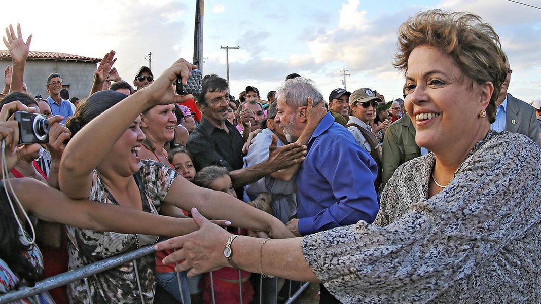 Um dia após a divulgação da pesquisa CUT/Vox Populi que aponta Lula vencendo já no primeiro turno as eleições presidenciais de 2018, a presidente deposta pelo golpe, Dilma Rousseff, disse durante um encontro com lideranças sindicais em Washington, nos Estados Unidos, que o resultado dessas pesquisas "dá um trauma generalizado"; segundo ela, o processo contra Lula é hoje "a principal pauta do Judiciário no Brasil"; Dilma criticou ainda em sua fala juízes brasileiros "que falam fora dos autos" e "juízes que se enturmam com os investigados, por exemplo o senador que eu derrotei na eleição de 2014" (Foto: Gisele Federicce) Um dia após a divulgação da pesquisa CUT/Vox Populi que aponta Lula vencendo já no primeiro turno as eleições presidenciais de 2018, a presidente deposta pelo golpe, Dilma Rousseff, disse durante um encontro com lideranças sindicais em Washington, nos Estados Unidos, que o resultado dessas pesquisas "dá um trauma generalizado"; segundo ela, o processo contra Lula é hoje "a principal pauta do Judiciário no Brasil"; Dilma criticou ainda em sua fala juízes brasileiros "que falam fora dos autos" e "juízes que se enturmam com os investigados, por exemplo o senador que eu derrotei na eleição de 2014"