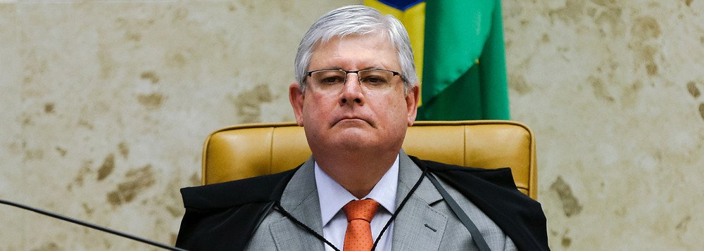 "A CPMI da JBS que foi instalada na sequência da desastrada tentativa de subverter a ordem constitucional, ainda que levada a efeito por um parlamento enfraquecido pelas péssimas práticas patrimonialistas e anti-povo, é de interesse da sociedade. Sim, é uma CPI para investigar e por a nu a lambança promovida pelo ex-PGR na chefia no MPF", avalia o ex-ministro da Justiça Eugênio Aragão; segundo ele, se o MPF se deu ao direito de agir politicamente, de se colocar no centro do debate político, politicamente deve ser tratado; "É um imperativo de se restabelecer minimamente o equilíbrio entre os poderes e recuperar a autoridade da instituição pela correção de suas graves mazelas e expiação de seus pecados. Sim, uma CPMI do Ministério Público é mais do que bem-vinda" (Foto: Eugênio Aragão) www.brasil247.com - "A CPMI da JBS que foi instalada na sequência da desastrada tentativa de subverter a ordem constitucional, ainda que levada a efeito por um parlamento enfraquecido pelas péssimas práticas patrimonialistas e anti-povo, é de interesse da sociedade. Sim, é uma CPI para investigar e por a nu a lambança promovida pelo ex-PGR na chefia no MPF", avalia o ex-ministro da Justiça Eugênio Aragão; segundo ele, se o MPF se deu ao direito de agir politicamente, de se colocar no centro do debate político, politicamente deve ser tratado; "É um imperativo de se restabelecer minimamente o equilíbrio entre os poderes e recuperar a autoridade da instituição pela correção de suas graves mazelas e expiação de seus pecados. Sim, uma CPMI do Ministério Público é mais do que bem-vinda"