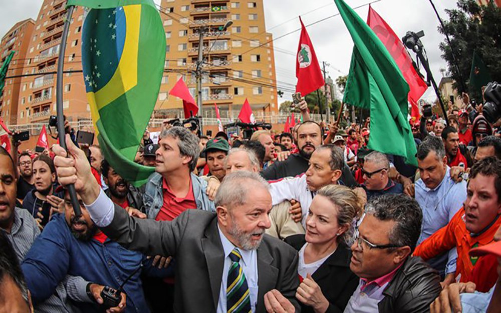 PT e movimento sociais estão organizando uma forte mobilização popular em favor do ex-presidente Lula para o próximo dia 13, data em que ele irá prestar novo depoimento ao juiz federal Sérgio Moro; ato de solidariedade ao ex-presidente está previsto para acontecer na Praça Generoso Marques (Paço Municipal) e a manifestação está sendo chamada de "2ª Jornada de Lutas Pela Democracia", no que a CUT qualifica como o "cerco final" ao juiz Sérgio Moro em sintonia com os movimentos sociais" (Foto: Paulo Emílio) PT e movimento sociais estão organizando uma forte mobilização popular em favor do ex-presidente Lula para o próximo dia 13, data em que ele irá prestar novo depoimento ao juiz federal Sérgio Moro; ato de solidariedade ao ex-presidente está previsto para acontecer na Praça Generoso Marques (Paço Municipal) e a manifestação está sendo chamada de "2ª Jornada de Lutas Pela Democracia", no que a CUT qualifica como o "cerco final" ao juiz Sérgio Moro em sintonia com os movimentos sociais"