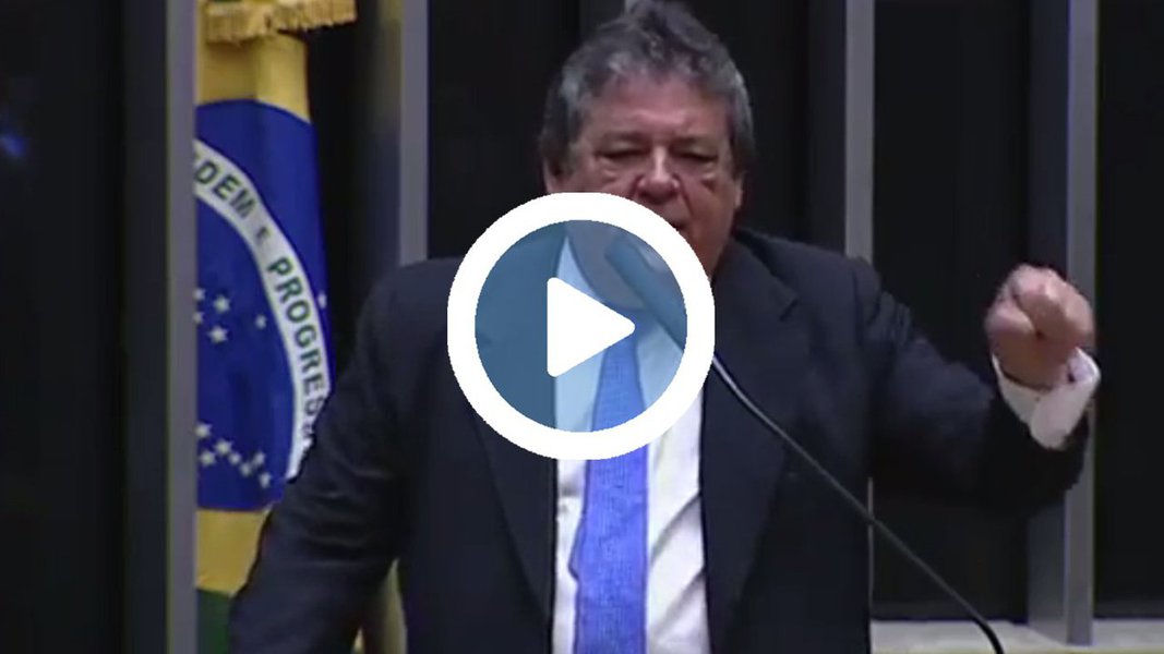 "A frase que eu mais ouvi dos deputados governistas nesta manhã foi: Vocês perderam a votação do impeachment porque são amadores e nós somos profissionais", disse o deputado Sílvio Costa (PTdoB-PE), vice-líder da Minoria, em discurso na Câmara; para o parlamentar pernambucano, os governistas são "profissionais da má-política, são profissionais do fisiologismo, do patrimonialismo e da corrupção"; assista ao discurso acima (Foto: Charles Nisz) "A frase que eu mais ouvi dos deputados governistas nesta manhã foi: Vocês perderam a votação do impeachment porque são amadores e nós somos profissionais", disse o deputado Sílvio Costa (PTdoB-PE), vice-líder da Minoria, em discurso na Câmara; para o parlamentar pernambucano, os governistas são "profissionais da má-política, são profissionais do fisiologismo, do patrimonialismo e da corrupção"; assista ao discurso acima