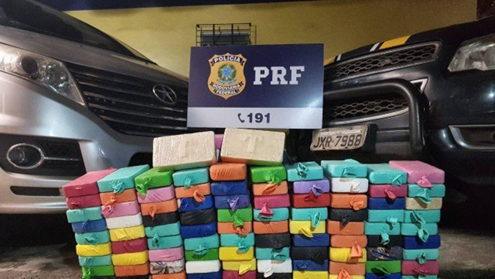 Uma carga de 105 quilos de pasta base de cocaína foi descoberta e apreendida pela Polícia Rodoviária Federal (PRF) na madrugada deste sábado (11); um homem transportava os entorpecentes em um carro quando foi abordado na BR-101, em Itaguaí, na região metropolitana do Rio de Janeiro; o suspeito foi preso em flagrante por tráfico e, segundo a PRF, confessou que estava levando a droga para o Complexo da Penha, na zona norte da capital (Foto: Voney Malta) Uma carga de 105 quilos de pasta base de cocaína foi descoberta e apreendida pela Polícia Rodoviária Federal (PRF) na madrugada deste sábado (11); um homem transportava os entorpecentes em um carro quando foi abordado na BR-101, em Itaguaí, na região metropolitana do Rio de Janeiro; o suspeito foi preso em flagrante por tráfico e, segundo a PRF, confessou que estava levando a droga para o Complexo da Penha, na zona norte da capital