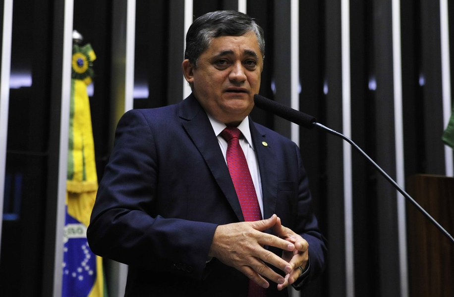 Em artigo, o deputado José Guimarães (PT-CE), líder da Minoria na Câmara, condena o desmonte do Fies pelo governo ilegítimo de Michel Temer. Criado em 2001, o Fundo de Financiamento Estudantil foi fortalecido durante os governos do PT. Até 2010, o programa havia atendido pouco mais de 76 mil estudantes. Já em 2014 o número de beneficiários saltou para 732.672. Com a MP 785/17, o governo Temer retira o caráter de política pública do Fies. E pior do que isso, entrega dinheiro público para os bancos, inclusive privados. “O governo federal mais uma vez presenteia o sistema financeiro. Pela MP, caberá às instituições definir todos os critérios de financiamentos na modalidade do Fies” (Foto: Fatima 247) Em artigo, o deputado José Guimarães (PT-CE), líder da Minoria na Câmara, condena o desmonte do Fies pelo governo ilegítimo de Michel Temer. Criado em 2001, o Fundo de Financiamento Estudantil foi fortalecido durante os governos do PT. Até 2010, o programa havia atendido pouco mais de 76 mil estudantes. Já em 2014 o número de beneficiários saltou para 732.672. Com a MP 785/17, o governo Temer retira o caráter de política pública do Fies. E pior do que isso, entrega dinheiro público para os bancos, inclusive privados. “O governo federal mais uma vez presenteia o sistema financeiro. Pela MP, caberá às instituições definir todos os critérios de financiamentos na modalidade do Fies”