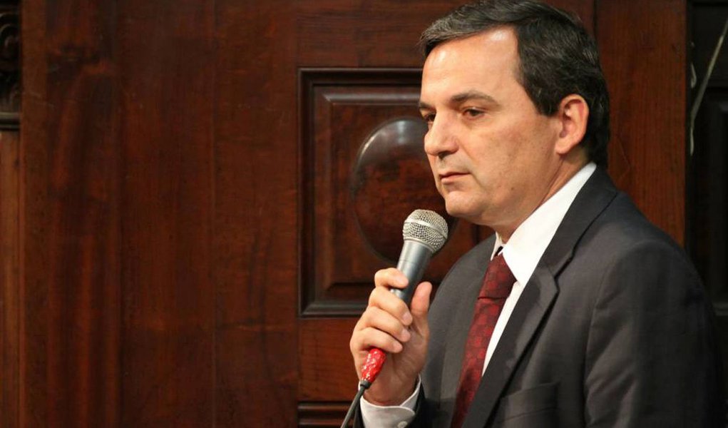 Prisão do ex-chefe da Casa Civil do governo de Sérgio Cabral, Régis Fichtner, teve como base, segundo o Ministério Público Federal (MPF), evidências de que o ex-assessor já havia tentado impedir investigações que o implicavam como diretamente envolvido em casos de corrupção no governo do Rio de Janeiro; Também pesou para o MPF, o fato de Fichtner ocupar o cargo de procurador assessor no gabinete do Procurador-geral do Estado do Rio de Janeiro, o que o coloca dentro da administração pública mesmo enquanto é investigado, o que poderia lhe dar acesso a dados e informações sobre o andamento do inquérito; Fichtner foi preso nesta quinta-feira (23) por agentes federais (Foto: Paulo Emílio) Prisão do ex-chefe da Casa Civil do governo de Sérgio Cabral, Régis Fichtner, teve como base, segundo o Ministério Público Federal (MPF), evidências de que o ex-assessor já havia tentado impedir investigações que o implicavam como diretamente envolvido em casos de corrupção no governo do Rio de Janeiro; Também pesou para o MPF, o fato de Fichtner ocupar o cargo de procurador assessor no gabinete do Procurador-geral do Estado do Rio de Janeiro, o que o coloca dentro da administração pública mesmo enquanto é investigado, o que poderia lhe dar acesso a dados e informações sobre o andamento do inquérito; Fichtner foi preso nesta quinta-feira (23) por agentes federais