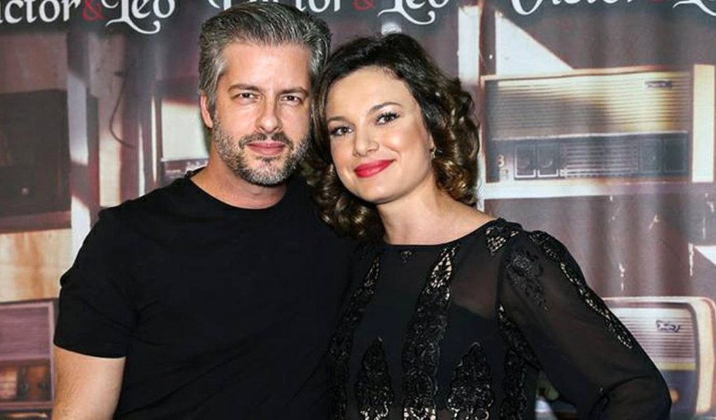 Inquérito da Polícia Civil que apura a denúncia de agressão do cantor sertanejo Vitor Chaves Zapalá Pimentel (41), da dupla Victor e Leo, contra a mulher dele, Poliana Bagatini Chaves (29), deve ser concluído ainda nesta segunda-feira (13); Victor prestou depoimento sobre o fato neste domingo (12), na Delegacia de Mulheres, em Belo Horizonte (MG); além dele, também prestaram depoimentos a mãe do cantor, Marisa Chaves Zapalá Pimentel (65), e a irmã, Paula Chaves Zapalá Pimentel; Victor nega a agressão (Foto: Paulo Emílio) Inquérito da Polícia Civil que apura a denúncia de agressão do cantor sertanejo Vitor Chaves Zapalá Pimentel (41), da dupla Victor e Leo, contra a mulher dele, Poliana Bagatini Chaves (29), deve ser concluído ainda nesta segunda-feira (13); Victor prestou depoimento sobre o fato neste domingo (12), na Delegacia de Mulheres, em Belo Horizonte (MG); além dele, também prestaram depoimentos a mãe do cantor, Marisa Chaves Zapalá Pimentel (65), e a irmã, Paula Chaves Zapalá Pimentel; Victor nega a agressão