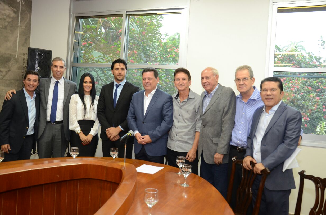 O prefeito de Hidrolândia, Paulo Sérgio, conhecido como Paulinho, esteve nesta terça-feira no Palácio das Esmeraldas para comunicar ao governador Marconi Perillo sobre sua filiação ao PSDB; o gestor, reeleito no ano passado, deixa o DEM um dia após o senador Ronaldo Caiado anunciar que será candidato ao governo estadual em 2018; na eleição municipal do ano passado, o DEM elegeu 10 prefeitos em Goiás (Foto: José Barbacena) O prefeito de Hidrolândia, Paulo Sérgio, conhecido como Paulinho, esteve nesta terça-feira no Palácio das Esmeraldas para comunicar ao governador Marconi Perillo sobre sua filiação ao PSDB; o gestor, reeleito no ano passado, deixa o DEM um dia após o senador Ronaldo Caiado anunciar que será candidato ao governo estadual em 2018; na eleição municipal do ano passado, o DEM elegeu 10 prefeitos em Goiás