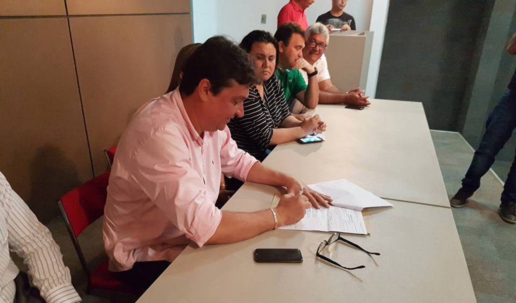 "Isso vai ser um divisor de águas para a indústria de Pipipiri. Temos certeza que, ao cumprir o seu papel, o governo está fomentando a economia e melhorando a qualidade de vida do povo dessa cidade e de todo o Piauí", disse o secretário de Estado do Desenvolvimento Econômico e Tecnológico, Nerinho, em discurso na solenidade de assinatura da ordem de serviço para construção do Polo Têxtil de Piripiri; o empreendimento recebe o investimento do Governo do Estado de pouco mais de R$ 1,5 milhão; o cronograma de execução do empreendimento é de quatro meses, a partir da data de assinatura da ordem do serviço, no município de Piripiri (Foto: Leonardo Lucena) "Isso vai ser um divisor de águas para a indústria de Pipipiri. Temos certeza que, ao cumprir o seu papel, o governo está fomentando a economia e melhorando a qualidade de vida do povo dessa cidade e de todo o Piauí", disse o secretário de Estado do Desenvolvimento Econômico e Tecnológico, Nerinho, em discurso na solenidade de assinatura da ordem de serviço para construção do Polo Têxtil de Piripiri; o empreendimento recebe o investimento do Governo do Estado de pouco mais de R$ 1,5 milhão; o cronograma de execução do empreendimento é de quatro meses, a partir da data de assinatura da ordem do serviço, no município de Piripiri