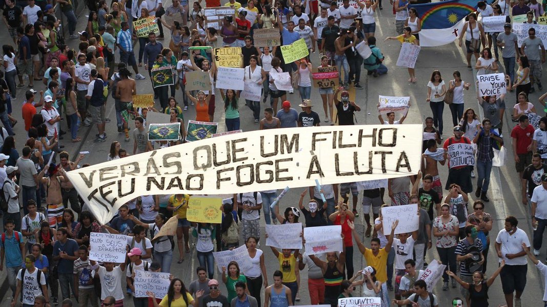 O público é a própria humanização acontecendo; é, ao menos em tese, o lócus da igualdade. Não é uma casualidade que não exista produção de mais-valia no ambiente ou nas estruturas públicas. Tome tudo o que é público em suas mãos porque ele é integralmente... SEU! (Foto: Ângelo Cavalcante) O público é a própria humanização acontecendo; é, ao menos em tese, o lócus da igualdade. Não é uma casualidade que não exista produção de mais-valia no ambiente ou nas estruturas públicas. Tome tudo o que é público em suas mãos porque ele é integralmente... SEU!