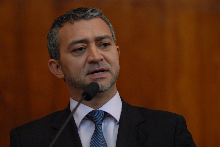 Após ser nomeado presidente da Assembleia Legislativa, o deputado estadual Edegar Pretto (PT) afirmou que defenderá políticas de igualdade de gênero entre homens e mulheres; petista assumiu no lugar de Silvana Covatti (PP), primeira mulher a no cargo nos 180 anos da Casa; "Em pleno século 21, temos mulheres sendo tratados como objetos, sendo mortas e violentadas. Também não é certo que mulher trabalhe na mesma atividade de um homem e ganhe menos. Este parlamento que teve pela primeira vez uma mulher na presidência, não pode ficar passível com qualquer discriminação contra as mulheres", disse Pretto (Foto: Leonardo Lucena) Após ser nomeado presidente da Assembleia Legislativa, o deputado estadual Edegar Pretto (PT) afirmou que defenderá políticas de igualdade de gênero entre homens e mulheres; petista assumiu no lugar de Silvana Covatti (PP), primeira mulher a no cargo nos 180 anos da Casa; "Em pleno século 21, temos mulheres sendo tratados como objetos, sendo mortas e violentadas. Também não é certo que mulher trabalhe na mesma atividade de um homem e ganhe menos. Este parlamento que teve pela primeira vez uma mulher na presidência, não pode ficar passível com qualquer discriminação contra as mulheres", disse Pretto