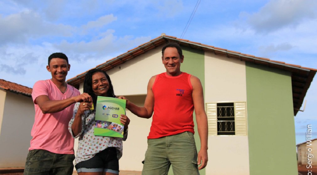 Governador Marconi Perillo definiu meta de construir 30 mil moradias no Estado até o final de 2018; nesta semana, a Agehab já recebe 57 prefeitos para traçar o planejamento de construção das unidades nesses municípios; "Habitação é um marco de todas as administrações de Marconi Perillo. O governador inovou com a criação do Cheque Moradia nos anos 2000 e tem promovido uma revolução na habitação de interesse social com o Cheque Mais Moradia, que em 2011 assumiu nova configuração para atuar em parceria com todos os programas municipais e federais de habitação", disse o presidente da Agehab, Luis Stival (Foto: José Barbacena) Governador Marconi Perillo definiu meta de construir 30 mil moradias no Estado até o final de 2018; nesta semana, a Agehab já recebe 57 prefeitos para traçar o planejamento de construção das unidades nesses municípios; "Habitação é um marco de todas as administrações de Marconi Perillo. O governador inovou com a criação do Cheque Moradia nos anos 2000 e tem promovido uma revolução na habitação de interesse social com o Cheque Mais Moradia, que em 2011 assumiu nova configuração para atuar em parceria com todos os programas municipais e federais de habitação", disse o presidente da Agehab, Luis Stival