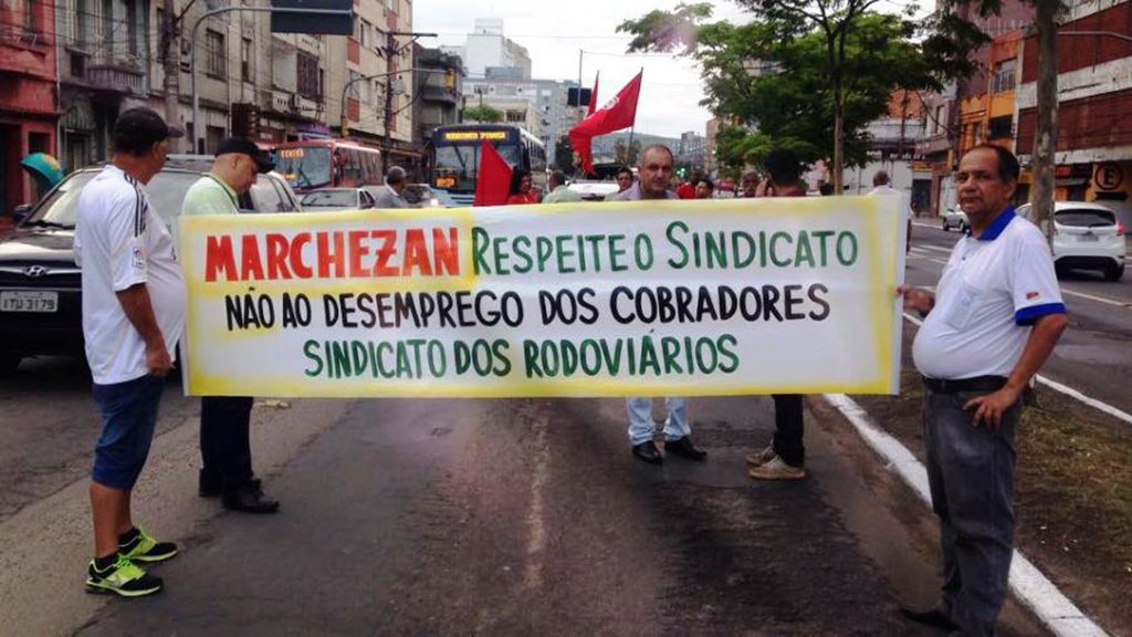 Rodoviários realizaram protestos em três grandes corredores de ônibus na Capital, com caminhada de trabalhadores e ônibus circulando em baixa velocidade, a chamada Operação Padrão, popularmente apelidada de Operação Tartaruga; de acordo com o Stetpoa, sindicato que representa a categoria, o movimento tem o objetivo de pressionar os proprietários das empresas de ônibus da Capital a realizarem uma negociação mais justa e também pela manutenção do cargo de cobradores
(Foto: Leonardo Lucena) Rodoviários realizaram protestos em três grandes corredores de ônibus na Capital, com caminhada de trabalhadores e ônibus circulando em baixa velocidade, a chamada Operação Padrão, popularmente apelidada de Operação Tartaruga; de acordo com o Stetpoa, sindicato que representa a categoria, o movimento tem o objetivo de pressionar os proprietários das empresas de ônibus da Capital a realizarem uma negociação mais justa e também pela manutenção do cargo de cobradores