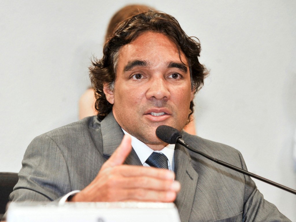 Após a derrota para Flávio Dino, o suplente de senador Lobão Filho (PMDB) descarta uma outra candidatura ao governo do Estado; peemedebista já reiterou diversas vezes que, no caso de se candidatar novamente, será ao senado, no próximo ano; isso se o pai, Edison Lobão, não concorrer á reeleição; mas Lobão Filho não esconde a vontade de tentar uma vaga no Senado; “Sou candidato ao Senado, isso sim”, asseverou (Foto: Leonardo Lucena) Após a derrota para Flávio Dino, o suplente de senador Lobão Filho (PMDB) descarta uma outra candidatura ao governo do Estado; peemedebista já reiterou diversas vezes que, no caso de se candidatar novamente, será ao senado, no próximo ano; isso se o pai, Edison Lobão, não concorrer á reeleição; mas Lobão Filho não esconde a vontade de tentar uma vaga no Senado; “Sou candidato ao Senado, isso sim”, asseverou