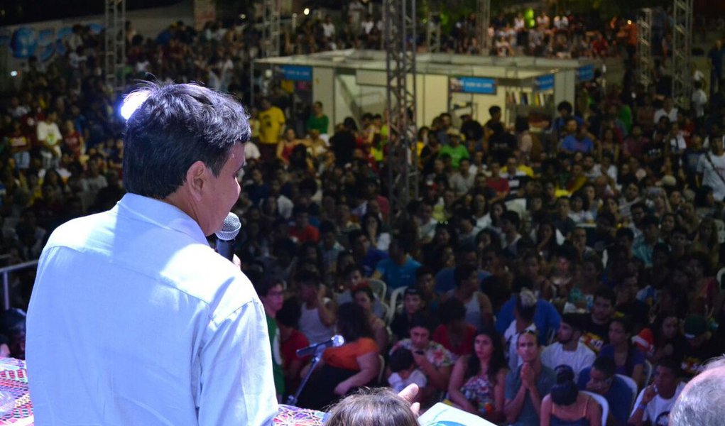 Governador Wellington Dias afirmou que a saída para a retomada do crescimento econômico começa pelo setor público; "Então há necessidade de ampliar investimentos públicos casados com o privado; reduzir juros; garantir ampliação do crédito e garantir crédito mais barato com prazos melhores; garantir a captação de recursos lá fora, onde os juros estão mais baixos", disse ele, que participou, em Fortaleza (CE), de uma das mesas-redondas da 10ª Bienal da União Nacional dos Estudantes (UNE), o maior festival estudantil da América Latina (Foto: Leonardo Lucena) Governador Wellington Dias afirmou que a saída para a retomada do crescimento econômico começa pelo setor público; "Então há necessidade de ampliar investimentos públicos casados com o privado; reduzir juros; garantir ampliação do crédito e garantir crédito mais barato com prazos melhores; garantir a captação de recursos lá fora, onde os juros estão mais baixos", disse ele, que participou, em Fortaleza (CE), de uma das mesas-redondas da 10ª Bienal da União Nacional dos Estudantes (UNE), o maior festival estudantil da América Latina