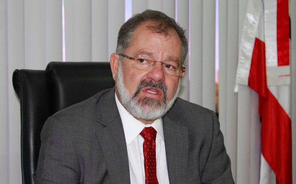 Após um desgaste considerado desnecessário por alguns de seus pares, o presidente da Assembleia Legislativa da Bahia, deputado Marcelo Nilo, comunicou à imprensa na noite desta terça-feira que não disputará a reeleição; ele está no comando da Casa há cinco mandatos consecutivos e queria mais um, mas não conseguiu apoio dos colegas; em nota, Nilo afirmou que deixa o comando da ALBA "sem uma mácula", e com "um grande legado consolidado"; "Deixo a presidência da Assembleia sem uma mácula e não encaro a saída do honroso cargo como retorno à planície. Nosso plenário jamais deve ser tratado como algo trivial. Com a cabeça erguida darei prosseguimento ao mandato que me confiaram 150 mil baianos" (Foto: Romulo Faro) Após um desgaste considerado desnecessário por alguns de seus pares, o presidente da Assembleia Legislativa da Bahia, deputado Marcelo Nilo, comunicou à imprensa na noite desta terça-feira que não disputará a reeleição; ele está no comando da Casa há cinco mandatos consecutivos e queria mais um, mas não conseguiu apoio dos colegas; em nota, Nilo afirmou que deixa o comando da ALBA "sem uma mácula", e com "um grande legado consolidado"; "Deixo a presidência da Assembleia sem uma mácula e não encaro a saída do honroso cargo como retorno à planície. Nosso plenário jamais deve ser tratado como algo trivial. Com a cabeça erguida darei prosseguimento ao mandato que me confiaram 150 mil baianos"