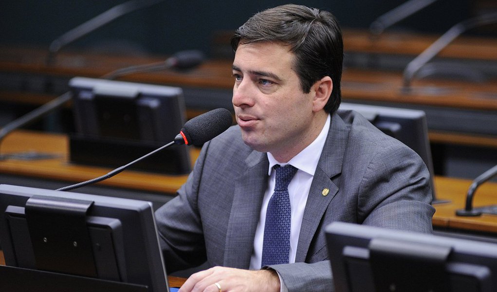 O deputado federal João Arruda, secretário-geral do PMDB, levará à propaganda partidária no rádio e televisão as denúncias da Operação Quadro Negro; segundo apurou o Ministério Público, o governador Beto Richa (PSDB) teria se beneficiado na reeleição do desvio de R$ 50 milhões que seria destinados à construção de escolas no Paraná (Foto: Leonardo Lucena) O deputado federal João Arruda, secretário-geral do PMDB, levará à propaganda partidária no rádio e televisão as denúncias da Operação Quadro Negro; segundo apurou o Ministério Público, o governador Beto Richa (PSDB) teria se beneficiado na reeleição do desvio de R$ 50 milhões que seria destinados à construção de escolas no Paraná