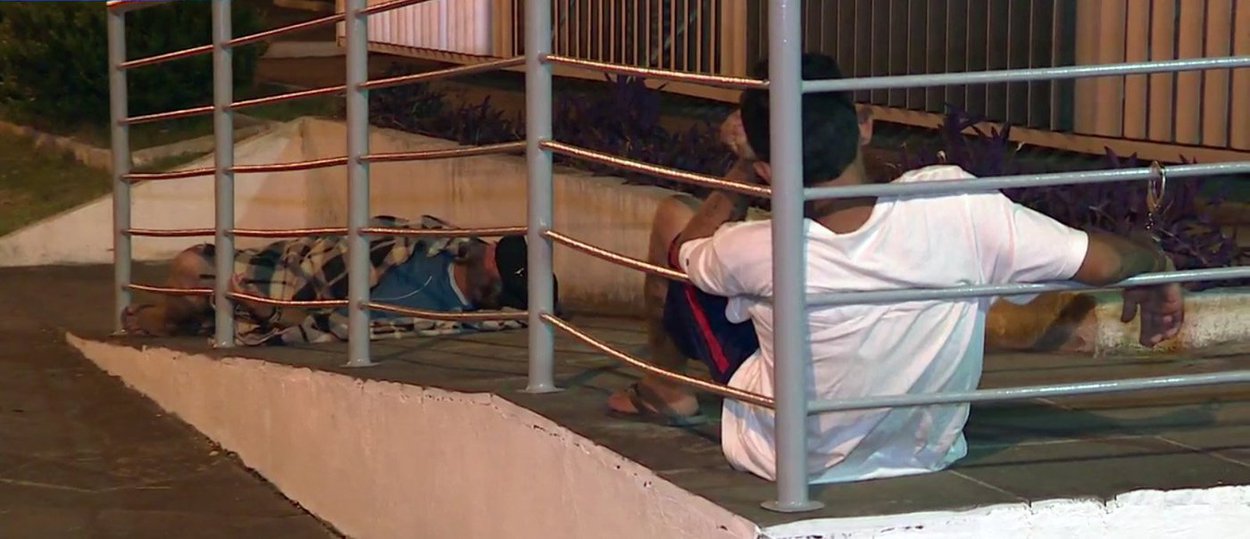 O secretário de Segurança Pública do Rio Grande do Sul, Cezar Schirmer, determinou que a Brigada Militar e a Polícia Civil abram uma sindicância com o objetivo de apurar as responsabilidades sobre os presos algemados na rua em Canoas, Região Metropolitana de Porto Alegre; dois detentos foram algemados a um corrimão na calçada da Delegacia de Pronto Atendimento (DPPA) em consequência da falta de vagas; "O secretário julga inadmissível este tipo de conduta por parte de agentes públicos", diz nota enviada à imprensa pela pasta (Foto: Leonardo Lucena) O secretário de Segurança Pública do Rio Grande do Sul, Cezar Schirmer, determinou que a Brigada Militar e a Polícia Civil abram uma sindicância com o objetivo de apurar as responsabilidades sobre os presos algemados na rua em Canoas, Região Metropolitana de Porto Alegre; dois detentos foram algemados a um corrimão na calçada da Delegacia de Pronto Atendimento (DPPA) em consequência da falta de vagas; "O secretário julga inadmissível este tipo de conduta por parte de agentes públicos", diz nota enviada à imprensa pela pasta