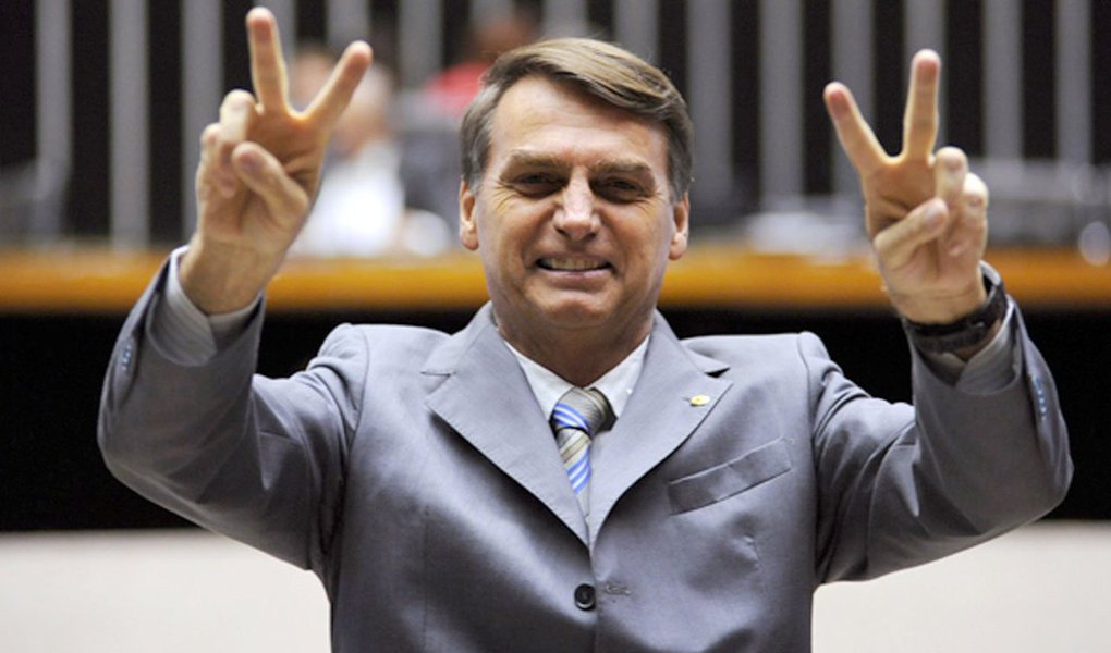 Candidato a presidente da Câmara, o deputado Jair Bolsonaro (PSC-RJ) consolidou sua trajetória de fiasco eleitoral na Casa; ficou em último lugar na disputa, com apenas quatro votos; atrás até dos votos em branco, que foram cinco; vencedor da eleição, deputado Rodrigo Maia (DEM), recebeu 293 votos e vai presidir a Casa no biênio 2017-2018; foi a terceira vez que Jair Bolsonaro concorreu à presidência da Câmara; ele já está em seu sétimo mandato como deputado e nutre sonho de se candidatar à Presidência da República (Foto: Aquiles Lins) Candidato a presidente da Câmara, o deputado Jair Bolsonaro (PSC-RJ) consolidou sua trajetória de fiasco eleitoral na Casa; ficou em último lugar na disputa, com apenas quatro votos; atrás até dos votos em branco, que foram cinco; vencedor da eleição, deputado Rodrigo Maia (DEM), recebeu 293 votos e vai presidir a Casa no biênio 2017-2018; foi a terceira vez que Jair Bolsonaro concorreu à presidência da Câmara; ele já está em seu sétimo mandato como deputado e nutre sonho de se candidatar à Presidência da República