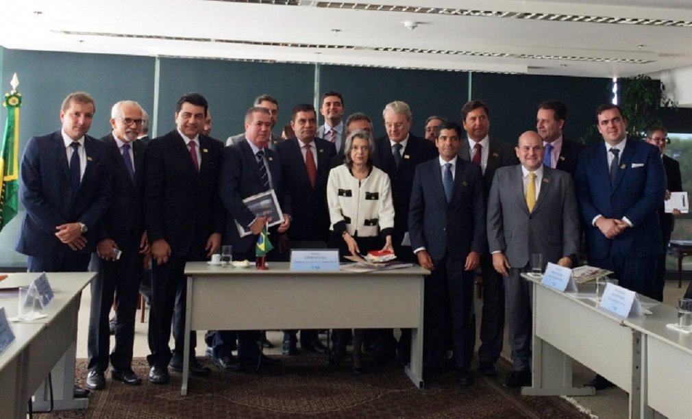 O prefeito de Aracaju, Edvaldo Nogueira, foi recebido nesta terça-feira pela presidente do Supremo Tribunal Federal, ministra Cármen Lúcia, em Brasília; o encontro, do qual participaram outros 12 gestores municipais, foi solicitado pela Frente Nacional dos Prefeitos (FNP), e discutiu pautas relativas à municipalidade, que estão em andamento na Corte; entidade entregou à ministra um material com todas as ações prioritárias para as prefeituras; para Edvaldo, a audiência representou um avanço no que diz respeito à compreensão do Judiciário sobre a situação dos municípios brasileiros (Foto: José Barbacena) O prefeito de Aracaju, Edvaldo Nogueira, foi recebido nesta terça-feira pela presidente do Supremo Tribunal Federal, ministra Cármen Lúcia, em Brasília; o encontro, do qual participaram outros 12 gestores municipais, foi solicitado pela Frente Nacional dos Prefeitos (FNP), e discutiu pautas relativas à municipalidade, que estão em andamento na Corte; entidade entregou à ministra um material com todas as ações prioritárias para as prefeituras; para Edvaldo, a audiência representou um avanço no que diz respeito à compreensão do Judiciário sobre a situação dos municípios brasileiros