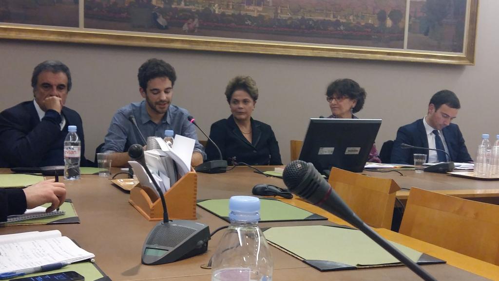 Em encontro com líderes políticos e movimentos de esquerda, no Senado da França, a presidente deposta Dilma Rousseff afirmou que o golpe parlamentar que retirou do poder sem comprovação de crime provocou "o aparecimento de uma onda conservadora e restritiva"; "Há a possibilidade de tentarem uma eleição indireta, diante de um presidente ilegítimo e do desgaste muito grande com as delações que vão ser divulgadas nos próximos meses, semanas ou dias. E há a possibilidade, em último caso, de inviabilizarem a candidatura de Lula", afirmou; segundo Dilma, a melhor forma de lutar contra essa evocada ascensão do conservadorismo e ultraliberalismo é a defesa democracia; "Ela é nossa principal bandeira porque impede que os golpes se deem à margem dos processos de melhoria de vida" (Foto: Aquiles Lins) Em encontro com líderes políticos e movimentos de esquerda, no Senado da França, a presidente deposta Dilma Rousseff afirmou que o golpe parlamentar que retirou do poder sem comprovação de crime provocou "o aparecimento de uma onda conservadora e restritiva"; "Há a possibilidade de tentarem uma eleição indireta, diante de um presidente ilegítimo e do desgaste muito grande com as delações que vão ser divulgadas nos próximos meses, semanas ou dias. E há a possibilidade, em último caso, de inviabilizarem a candidatura de Lula", afirmou; segundo Dilma, a melhor forma de lutar contra essa evocada ascensão do conservadorismo e ultraliberalismo é a defesa democracia; "Ela é nossa principal bandeira porque impede que os golpes se deem à margem dos processos de melhoria de vida"