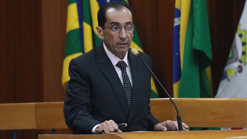 Vereador Jorge Kajuru (PRP) trabalha para conseguir o número necessário de assinaturas para abrir uma Comissão Especial de Inquérito (CEI) que apure a situação caótica na Secretaria Municipal de Trânsito (SMT); atual presidente da SMT, o vereador Felisberto Tavares, disse que os carros estão parados por falta de manutenção e não há recursos nem para pagar energia e água; Kajuru quer convocar o presidente da Câmara Municipal, Andrey Azeredo (PMDB), para prestar explicações porque o peemedebista foi um dos comandantes da SMT na gestão do ex-prefeito Paulo Garcia (PT); "Na SMT não tem bloco nem para fazer multa. Vamos convocar todos que comandaram a SMT", disse Kajuru nesta quarta-feira (Foto: José Barbacena) Vereador Jorge Kajuru (PRP) trabalha para conseguir o número necessário de assinaturas para abrir uma Comissão Especial de Inquérito (CEI) que apure a situação caótica na Secretaria Municipal de Trânsito (SMT); atual presidente da SMT, o vereador Felisberto Tavares, disse que os carros estão parados por falta de manutenção e não há recursos nem para pagar energia e água; Kajuru quer convocar o presidente da Câmara Municipal, Andrey Azeredo (PMDB), para prestar explicações porque o peemedebista foi um dos comandantes da SMT na gestão do ex-prefeito Paulo Garcia (PT); "Na SMT não tem bloco nem para fazer multa. Vamos convocar todos que comandaram a SMT", disse Kajuru nesta quarta-feira