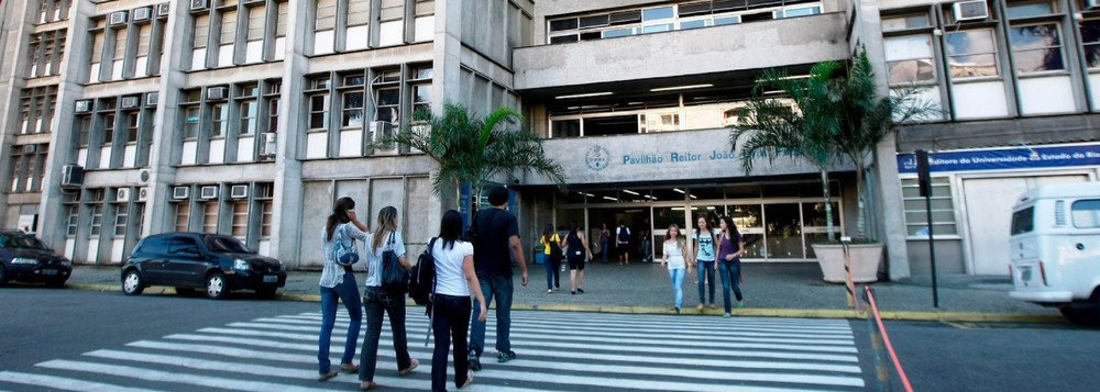 A volta às aulas na Universidade do Estado do Rio de Janeiro (Uerj) foi adiada pela terceira vez, agora para o dia 6 de fevereiro, devido ao atraso no pagamento dos salários dos servidores e de bolsas; o pagamento referente a dezembro de 2016 só começou a ser feito na última semana, e em parcelas; o décimo terceiro salário ainda não foi pago; de acordo com a Uerj, o repasse de R$767,4 milhões anunciado na semana passada não garante o funcionamento da instituição
(Foto: Leonardo Lucena) A volta às aulas na Universidade do Estado do Rio de Janeiro (Uerj) foi adiada pela terceira vez, agora para o dia 6 de fevereiro, devido ao atraso no pagamento dos salários dos servidores e de bolsas; o pagamento referente a dezembro de 2016 só começou a ser feito na última semana, e em parcelas; o décimo terceiro salário ainda não foi pago; de acordo com a Uerj, o repasse de R$767,4 milhões anunciado na semana passada não garante o funcionamento da instituição