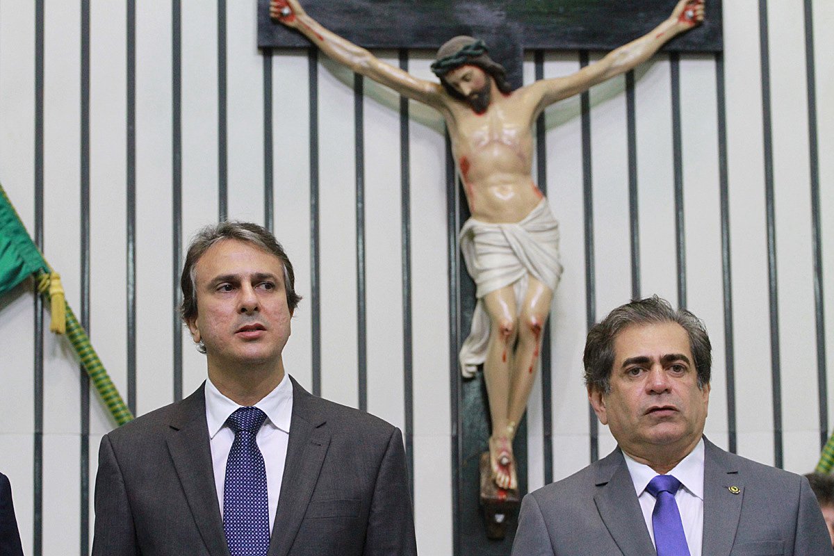 Camilo Santana (PT) participa de sessão na Assembleia Legislativa nesta quinta-feira (2), quando fará a leitura da mensagem governamental com as prioridades para 2017, além de apresentar o balanço das ações realizadas no ano anterior. Há a expectativa de que o governador anuncie ainda o percentual de reajuste dos servidores estaduais (Foto: Rodrigo Rocha) Camilo Santana (PT) participa de sessão na Assembleia Legislativa nesta quinta-feira (2), quando fará a leitura da mensagem governamental com as prioridades para 2017, além de apresentar o balanço das ações realizadas no ano anterior. Há a expectativa de que o governador anuncie ainda o percentual de reajuste dos servidores estaduais