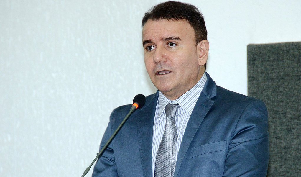 O oficio, acompanhado de atestado médico, foi apresentado à Diretoria Geral da Casa; de acordo com o documento, o deputado Eduardo Siqueira Campos (DEM) deverá se submeter a uma cirurgia dia 03 de fevereiro, em São Paulo; em nota, a assessoria de impressa do parlamentar informou que ele está com "uma diverticulite aguda" (Foto: Leonardo Lucena) O oficio, acompanhado de atestado médico, foi apresentado à Diretoria Geral da Casa; de acordo com o documento, o deputado Eduardo Siqueira Campos (DEM) deverá se submeter a uma cirurgia dia 03 de fevereiro, em São Paulo; em nota, a assessoria de impressa do parlamentar informou que ele está com "uma diverticulite aguda"