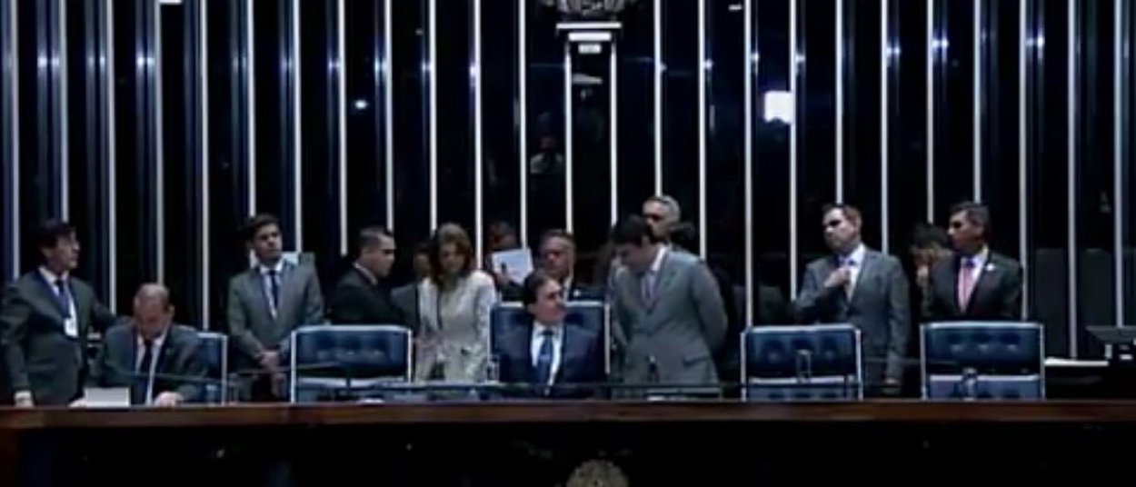 O senador Eunício Oliveira (PMDB-CE) é o novo presidente do Senado. Ele recebeu 61 votos, contra 10 do adversário, senador José Medeiros. Houve ainda 10 votos em branco; o novo presidente está entre os políticos citados nas delações da Operação Lava Jato (Foto: Fatima 247) O senador Eunício Oliveira (PMDB-CE) é o novo presidente do Senado. Ele recebeu 61 votos, contra 10 do adversário, senador José Medeiros. Houve ainda 10 votos em branco; o novo presidente está entre os políticos citados nas delações da Operação Lava Jato