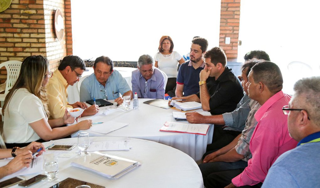 O governador Wellington Dias recebeu 29 prefeitos piauienses em uma agenda intensa de orientações sobre os projetos e recursos junto ao Governo Federal e Estadual dentro da realidade deste ano de 2017; na oportunidade foram tratadas sobre autorizações de ações e obras prioritárias para o desenvolvimento do Estado, bem estar e qualidade de vida da população, neste sábado (28), em Teresina; "Esse é o início de uma nova gestão municipal e por isso estamos sentando para essas orientações, pois tratamos como prioridades as obras que já estão em andamento e também de ações que o Estado tenha capacidade de assumir, dentro da sua limitação financeira" (Foto: Leonardo Lucena) O governador Wellington Dias recebeu 29 prefeitos piauienses em uma agenda intensa de orientações sobre os projetos e recursos junto ao Governo Federal e Estadual dentro da realidade deste ano de 2017; na oportunidade foram tratadas sobre autorizações de ações e obras prioritárias para o desenvolvimento do Estado, bem estar e qualidade de vida da população, neste sábado (28), em Teresina; "Esse é o início de uma nova gestão municipal e por isso estamos sentando para essas orientações, pois tratamos como prioridades as obras que já estão em andamento e também de ações que o Estado tenha capacidade de assumir, dentro da sua limitação financeira"