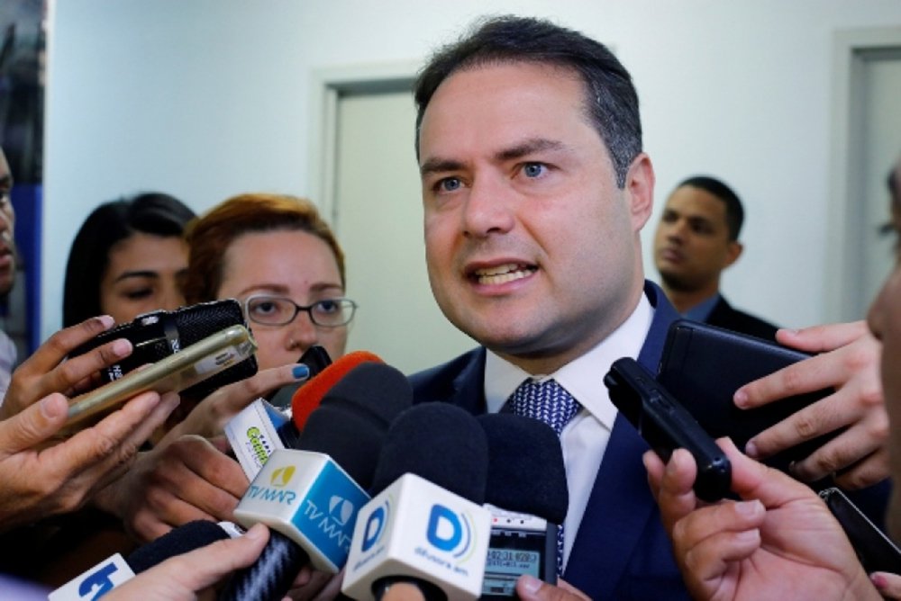 O governador Renan Filho (PMDB) anunciou o nome do secretário-adjunto da Fazenda, Fabrício Marques Santos, como novo gestor da Secretaria de Estado do Planejamento, Gestão e Patrimônio (Seplag); ele assume o cargo deixado por Christian Teixeira, remanejado para a Secretaria Estadual de Saúde (Sesau); Fabrício era secretário especial do Tesouro e também técnico federal concursado do IBGE (Foto: Leonardo Lucena) O governador Renan Filho (PMDB) anunciou o nome do secretário-adjunto da Fazenda, Fabrício Marques Santos, como novo gestor da Secretaria de Estado do Planejamento, Gestão e Patrimônio (Seplag); ele assume o cargo deixado por Christian Teixeira, remanejado para a Secretaria Estadual de Saúde (Sesau); Fabrício era secretário especial do Tesouro e também técnico federal concursado do IBGE