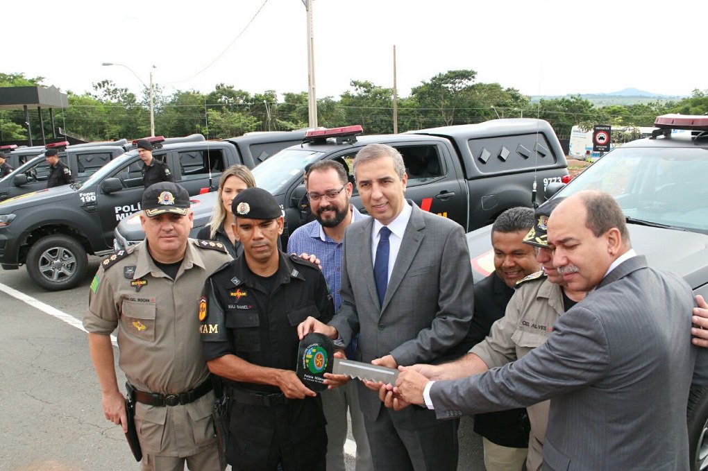 Governo de Goiás entregou nesta terça-feira, 20 novas viaturas para o Batalhão de Rondas Ostensivas Táticas Metropolitanas (Rotam), da Polícia Militar; dez veículos substituem a frota existente e outros dez serão acrescentados para melhoria no trabalho dos militares; “Estamos a cumprir um a um os compromissos que fizemos com todas as forças policiais de Goiás”, disse o vice-governador José Eliton (Foto: José Barbacena) Governo de Goiás entregou nesta terça-feira, 20 novas viaturas para o Batalhão de Rondas Ostensivas Táticas Metropolitanas (Rotam), da Polícia Militar; dez veículos substituem a frota existente e outros dez serão acrescentados para melhoria no trabalho dos militares; “Estamos a cumprir um a um os compromissos que fizemos com todas as forças policiais de Goiás”, disse o vice-governador José Eliton