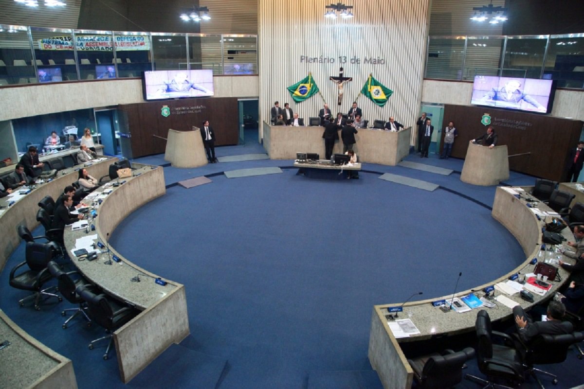 A Assembleia Legislativa inicia o período legislativo, nesta quarta-feira (01), com mudanças na composição das bancadas partidárias; a sessão solene de instalação está marcada para 10h, com a posse oficial da Mesa Diretora eleita para o biênio 2017/2018, presidida pelo deputado Zezinho Albuquerque (PDT); na quinta-feira, haverá a sessão de instalação da 3ª Sessão Legislativa da 29ª Legislatura, com a presença do governador do Ceará, Camilo Santana; a primeira sessão plenária ordinária acontece apenas na sexta-feira (03), com a leitura de matérias que passarão a tramitar no legislativo. Nessa nova legislatura a oposição deve ser reforçada, com dois blocos; PMDB/PSDB e PSD/PMB/PSDC (Foto: Fatima 247) A Assembleia Legislativa inicia o período legislativo, nesta quarta-feira (01), com mudanças na composição das bancadas partidárias; a sessão solene de instalação está marcada para 10h, com a posse oficial da Mesa Diretora eleita para o biênio 2017/2018, presidida pelo deputado Zezinho Albuquerque (PDT); na quinta-feira, haverá a sessão de instalação da 3ª Sessão Legislativa da 29ª Legislatura, com a presença do governador do Ceará, Camilo Santana; a primeira sessão plenária ordinária acontece apenas na sexta-feira (03), com a leitura de matérias que passarão a tramitar no legislativo. Nessa nova legislatura a oposição deve ser reforçada, com dois blocos; PMDB/PSDB e PSD/PMB/PSDC